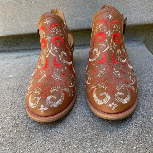 Kelsi Dagger Embroiderd Booties - Picture 4 of 8